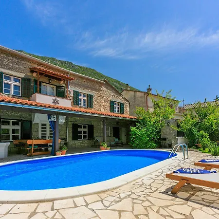 Lichtdurchflutete Mit Alpaka-ranch In Der Naehe, Privatpool, Grillbereich, Waschmaschine Nyaraló *