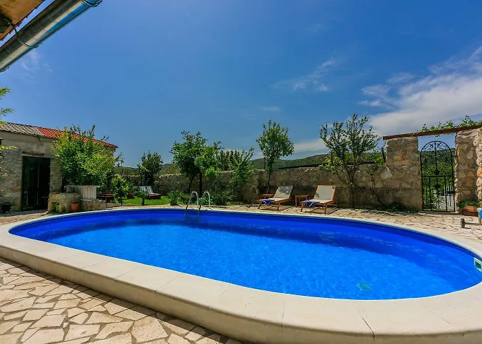 Lichtdurchflutete Mit Alpaka-ranch In Der Naehe, Privatpool, Grillbereich, Waschmaschine בית נופש Drivenik